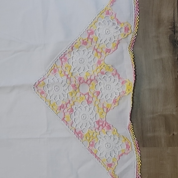 Vintage handmade white pillowcases with white yellow pink doilies tatting added - Picture 1 of 11